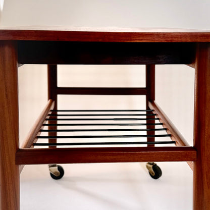 Teak rullebord / sidebord med messingdetaljer – dansk design stil