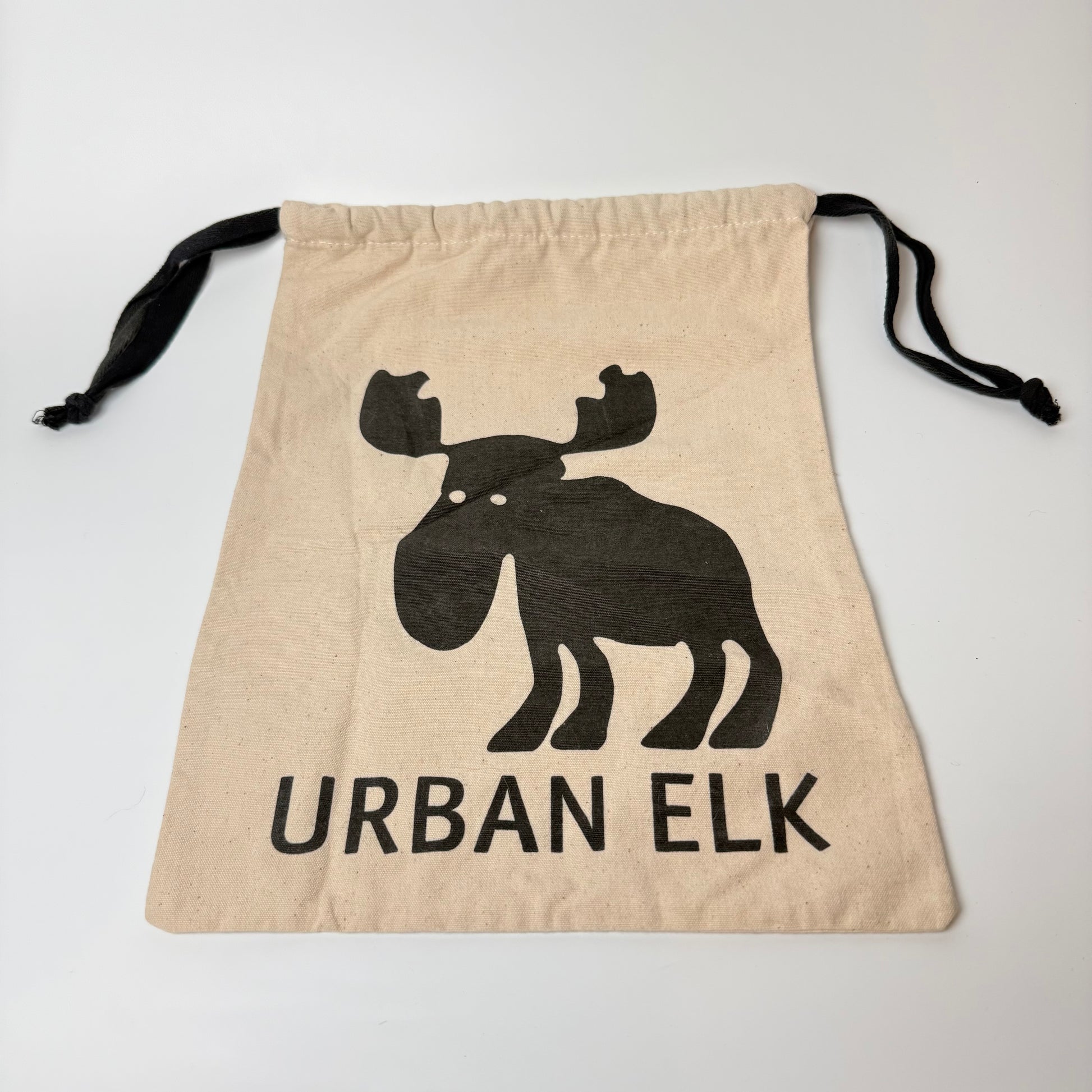 Original Urban Elk stofpose i kraftig naturfarvet bomuld med sort snørelukning og Urban Elk-logo på forsiden.

Velegnet som opbevaringspose til sko, accessories eller mindre tasker til voksne og børn. 

Mål:
• Ca. 33 × 24 cm

Stand:
Pæn brugt stand med lette brugsspor og enkelte folder efter opbevaring. Se billederne, da de er en del af beskrivelsen.