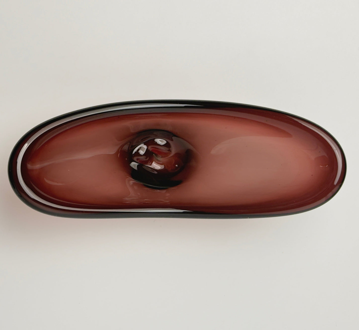 Glasskål i auberginefarvet glas – freeform 1960-70'erne, muligvis Flygsfors