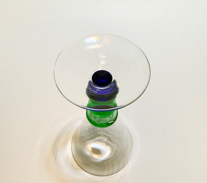 Vinglas med dekorativ stilk og grønne og blå glaskugler – midcentury design