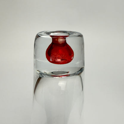 Vintage shot/snapseglas i klart kunstglas med rød indkapslet glaskugle