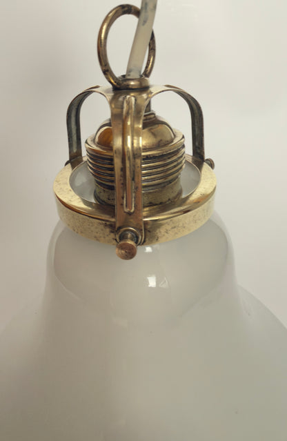 Opalglas-Pendelleuchte mit Messingaufhängung – ca. 1940–1950er Jahre