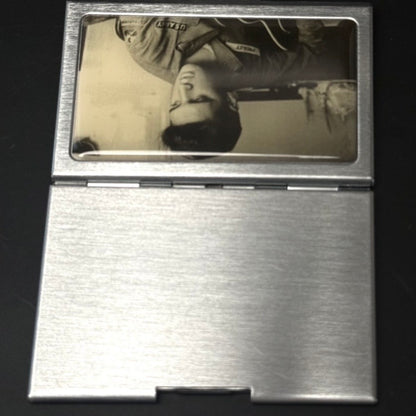 Vintage Elvis Presley visitkortholder i metal med retro foto