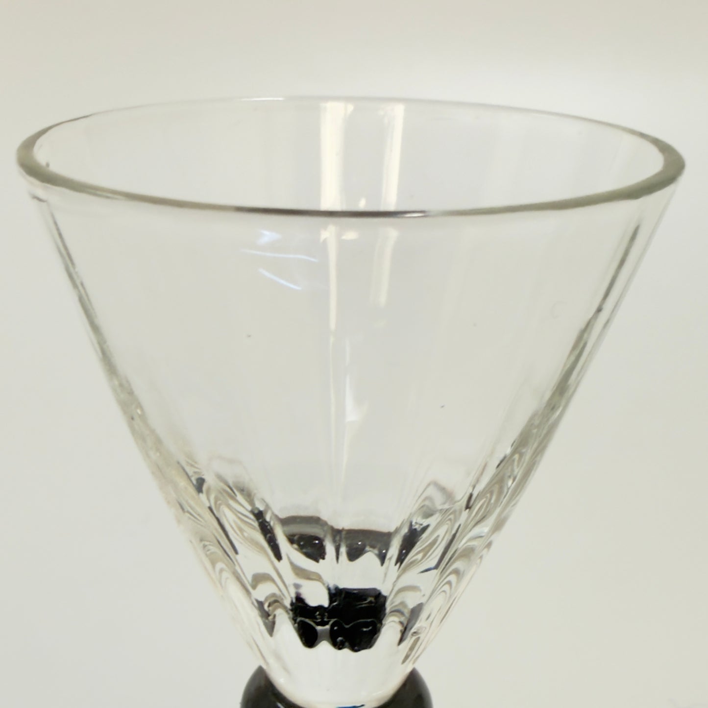 Holmegaards Klintholm med optiske striber og sort stilk og fod, portvinsglas