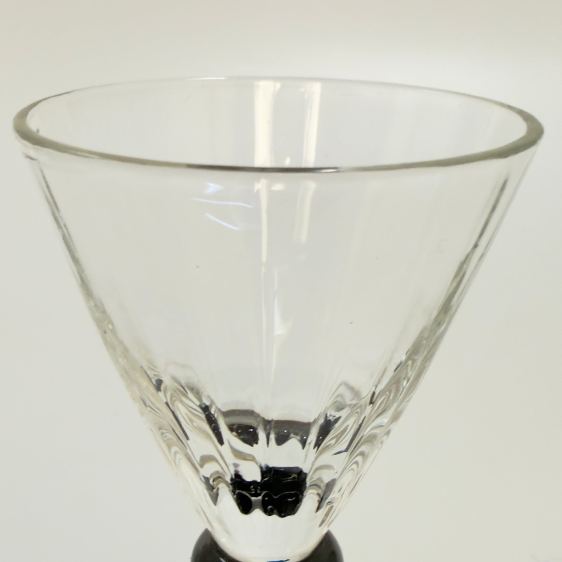 Holmegaards Klintholm med optiske striber og sort stilk og fod, portvinsglas