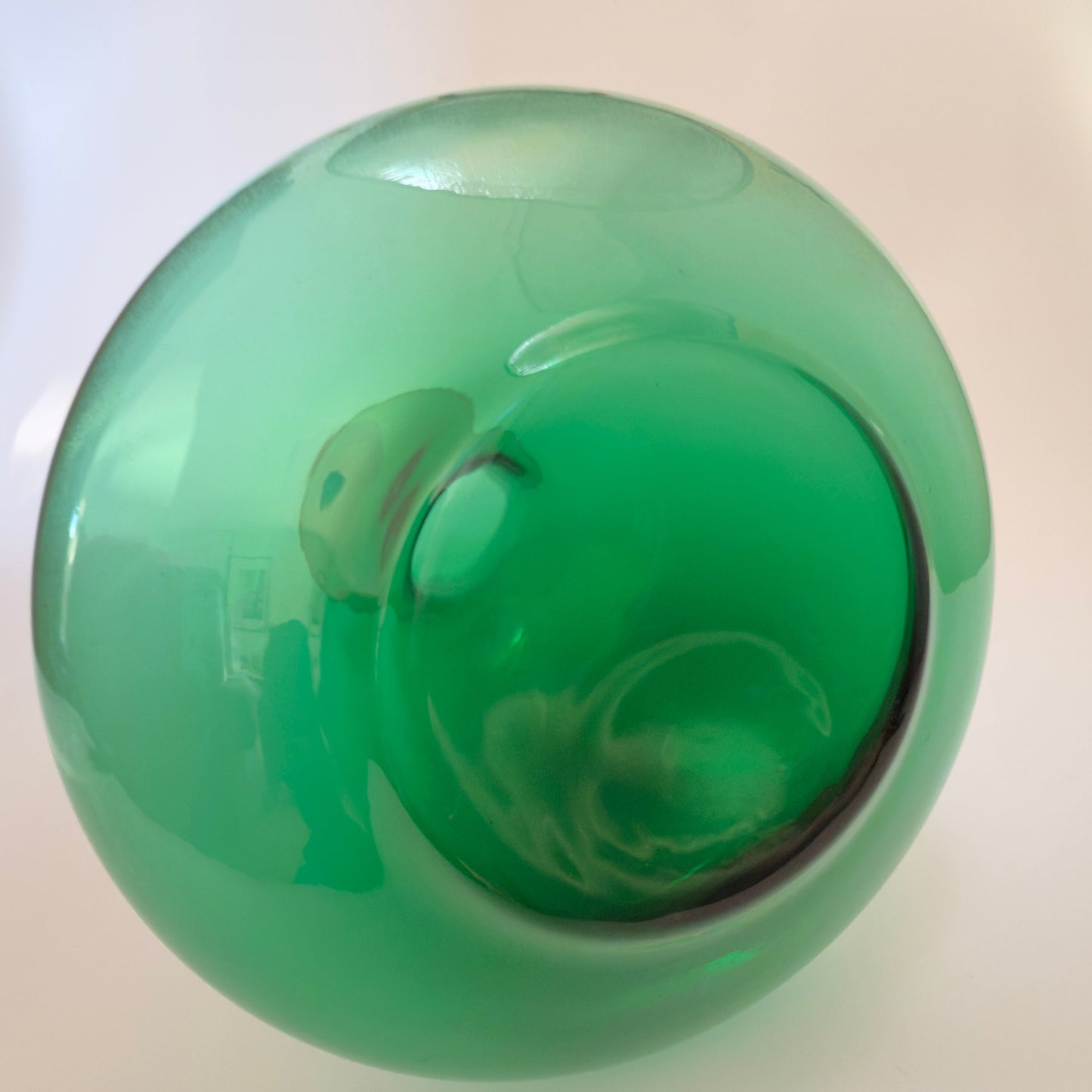 Skandinavisk grøn glas­karaffel i mundblæst kunstglas, ca. 1960’erne