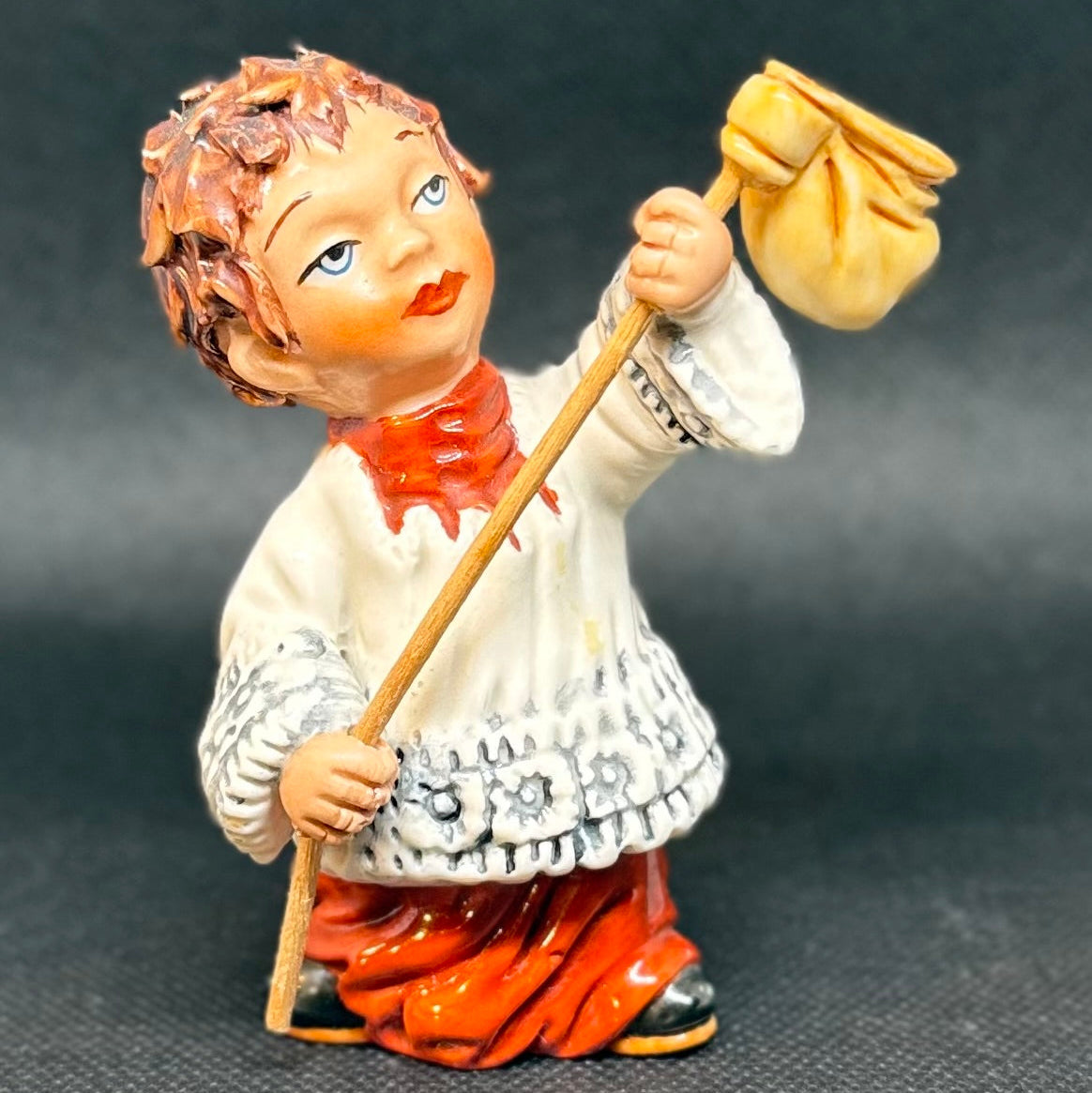 Italiensk håndmalet keramikfigur – alterdreng med kollektpose, Capodimonte-inspireret