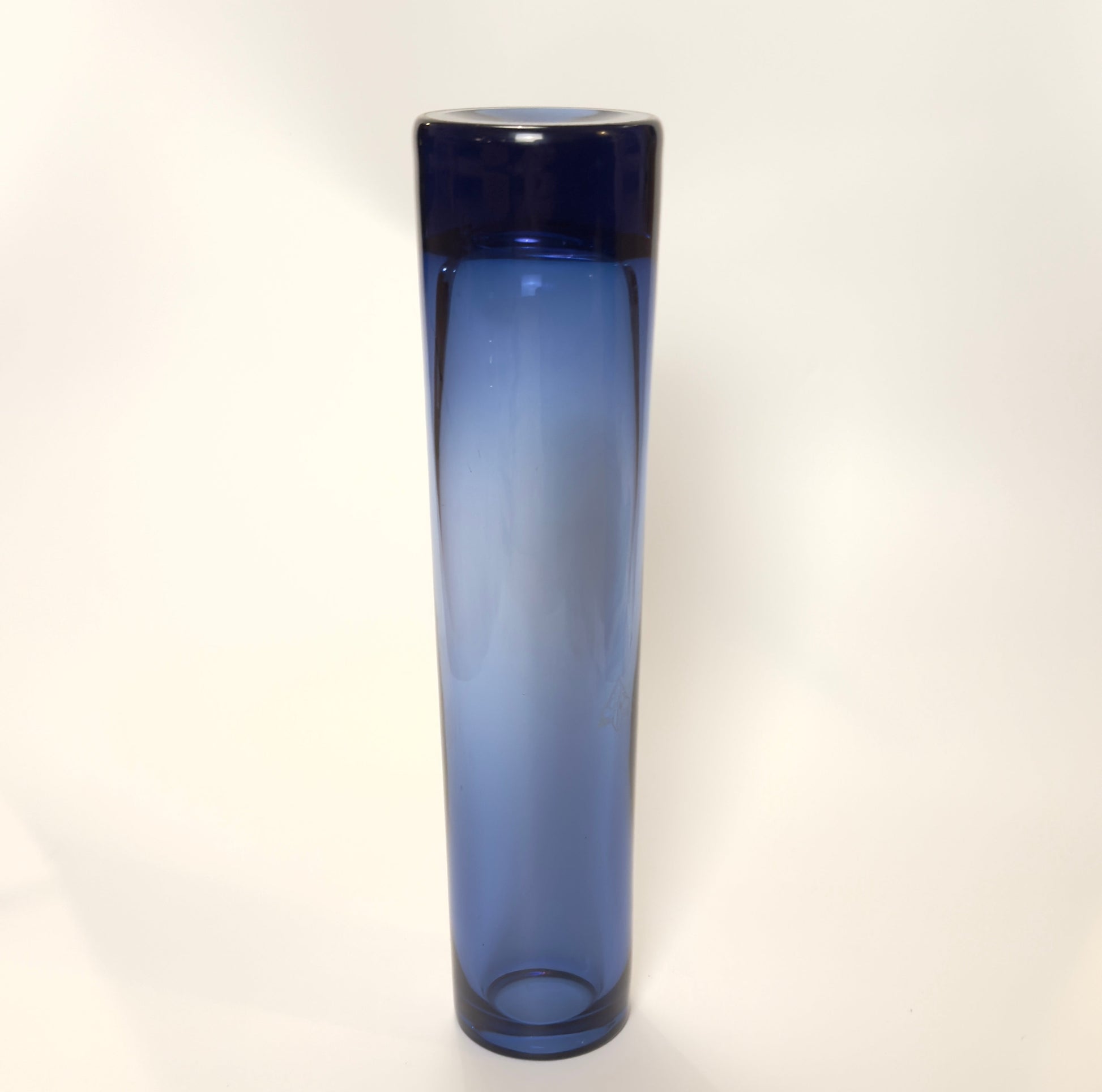 Holmegaard safir cylindrisk vase i safirblåt glas, 30,5 cm, designet af Per Lütken – med KFUM-Spejder gravering