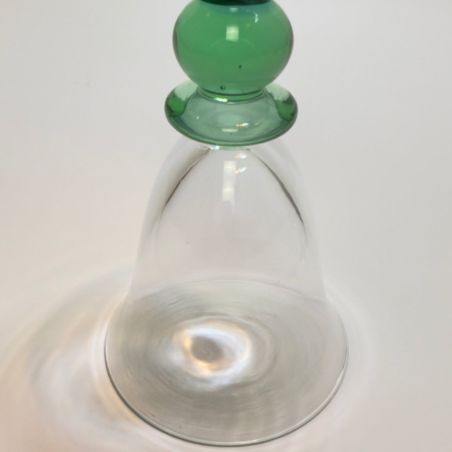 Vinglas med dekorativ stilk og grønne og blå glaskugler – midcentury design