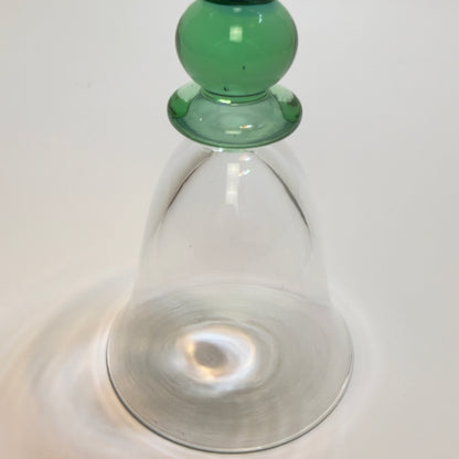 Vinglas med dekorativ stilk og grønne og blå glaskugler – midcentury design