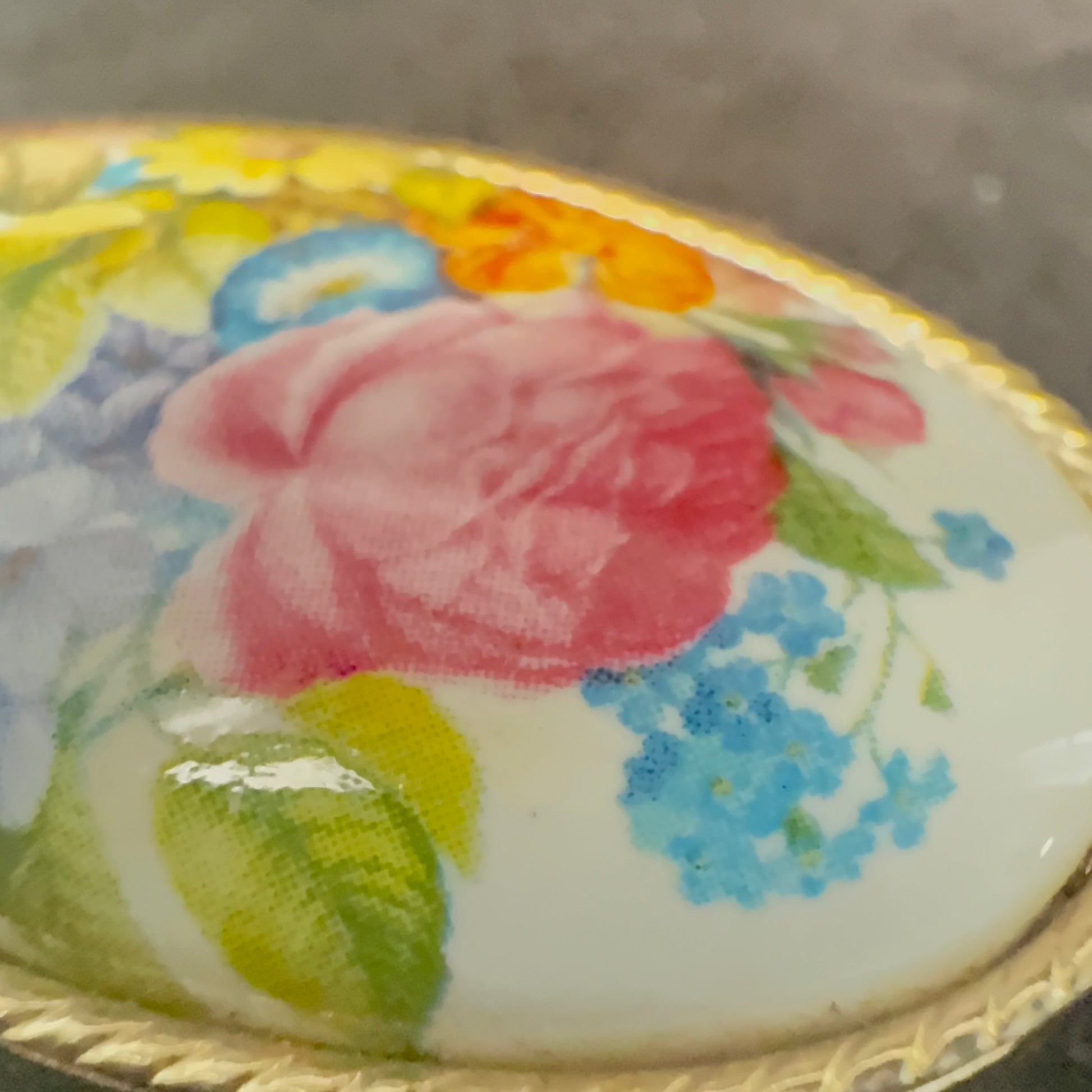 Vintage pilleæske/smykkeæske med porcelænslåg og blomster