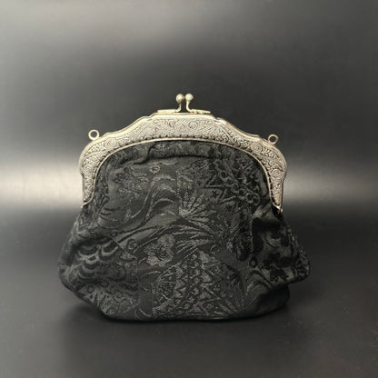 Antik selskabspung i sort silkejacquard med ornamenteret metalramme