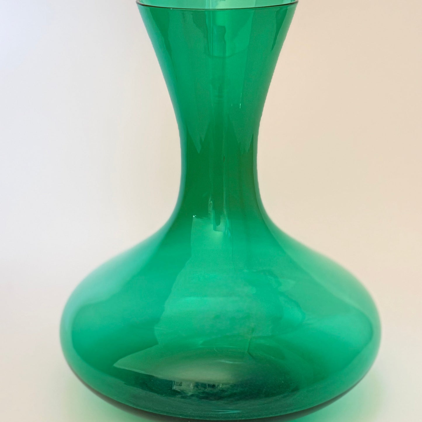 Skandinavisk grøn glas­karaffel i mundblæst kunstglas, ca. 1960’erne