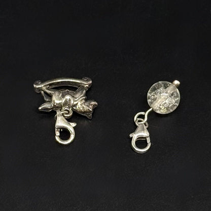 2 vintage charms i 925 sølv gyngehest og glassten