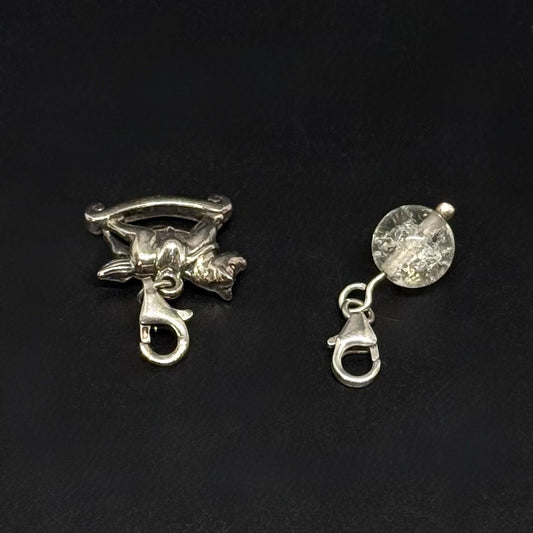 2 vintage charms i 925 sølv gyngehest og glassten