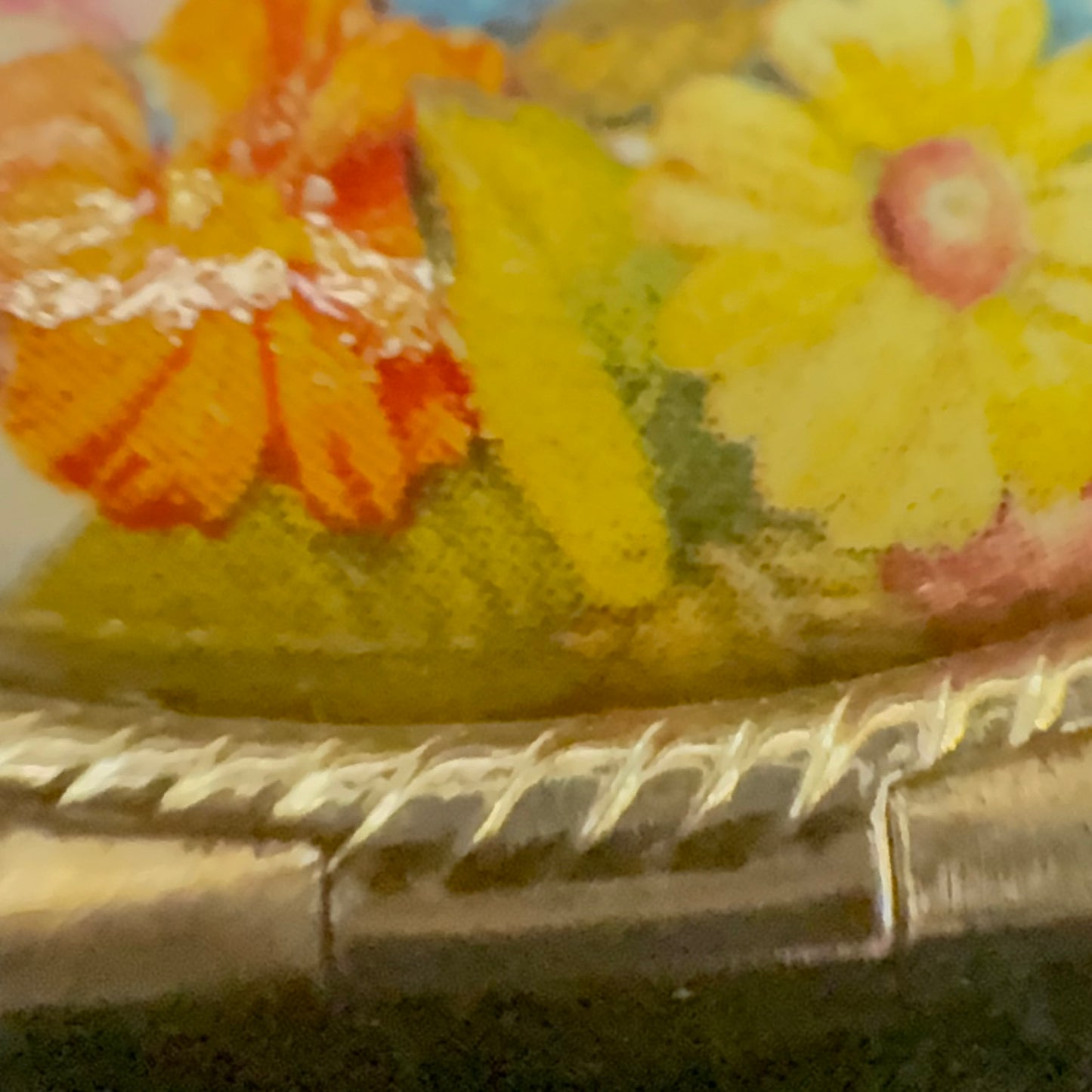 Vintage pilleæske/smykkeæske med porcelænslåg og blomster