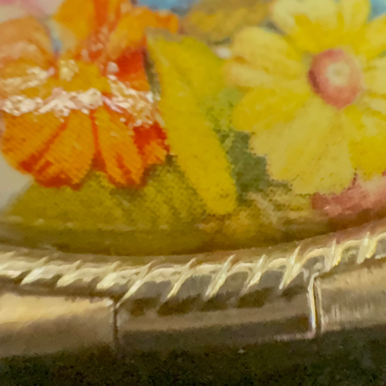 Vintage pilleæske/smykkeæske med porcelænslåg og blomster