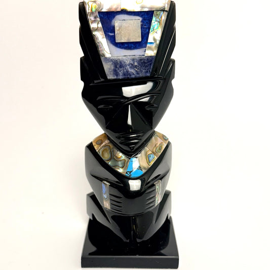 Mexicansk figur udskåret i sort obsidian med bl.a. perlemors indlæg 