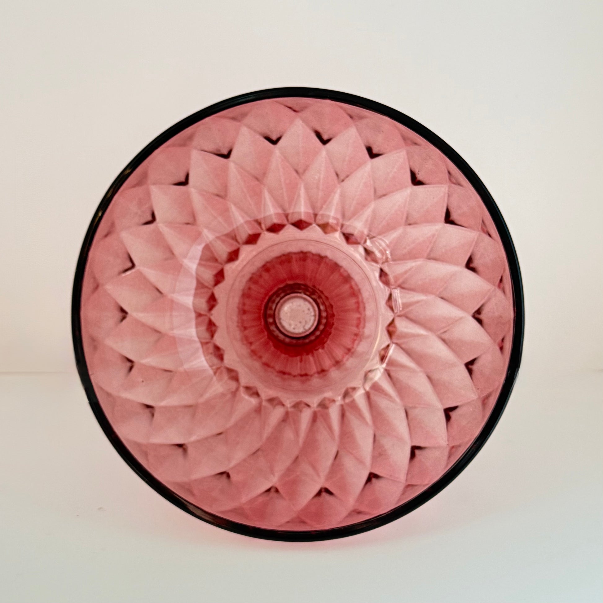 Flot rosa opsatsskål i glas fra 1960-1970’erne