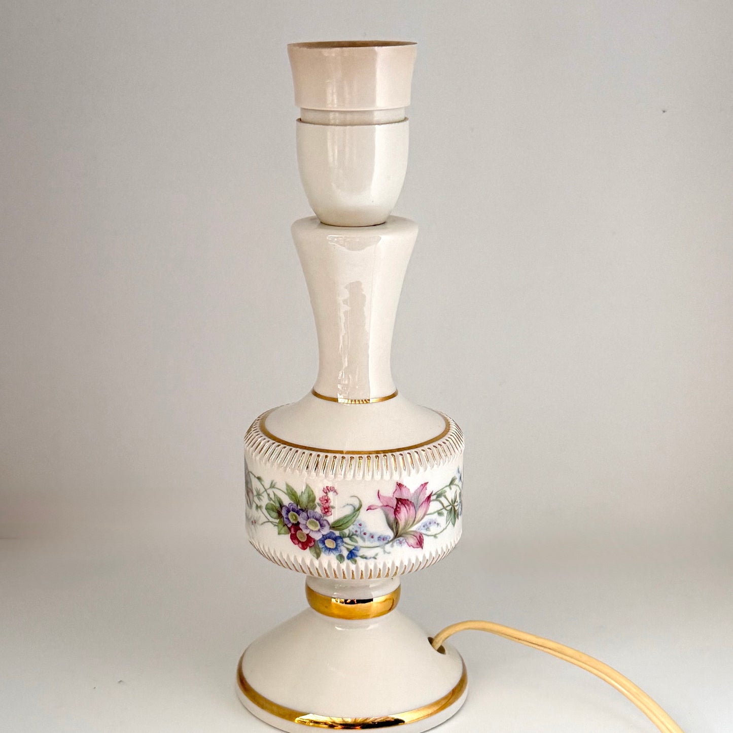 Italiensk ældre porcelænslampe med blomster – 23 cm
