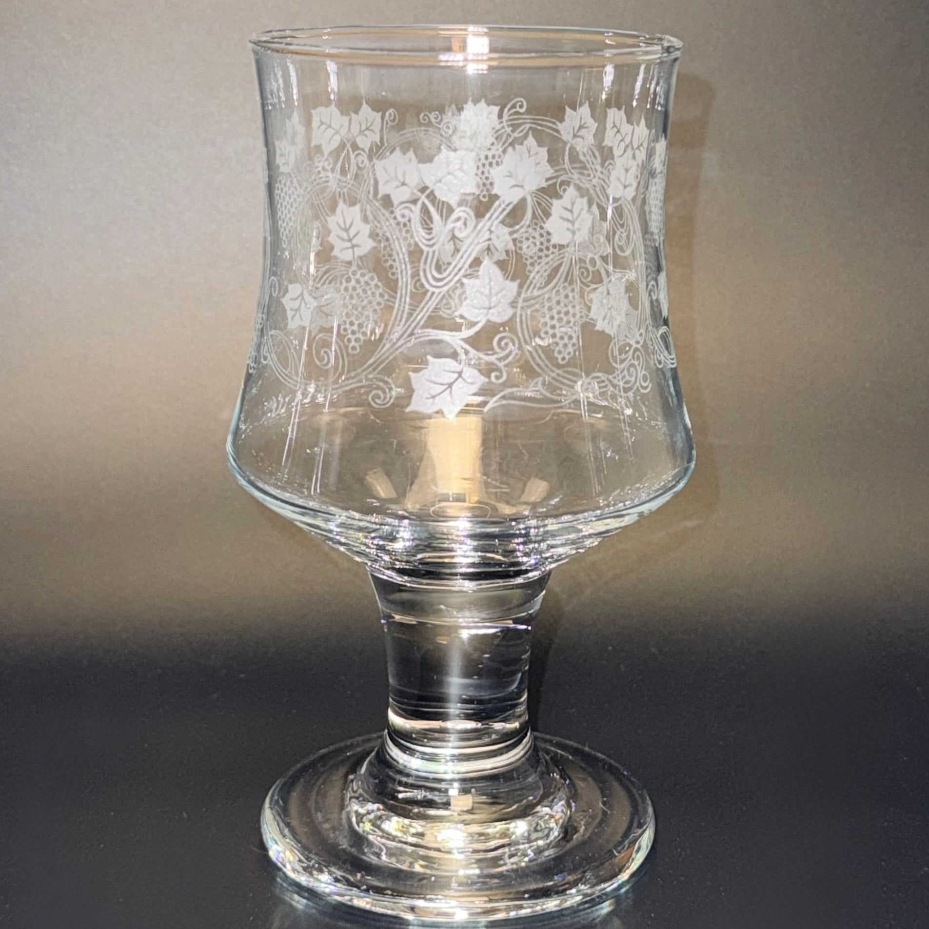 Flotte store Bacchus glas med ætset vinranke