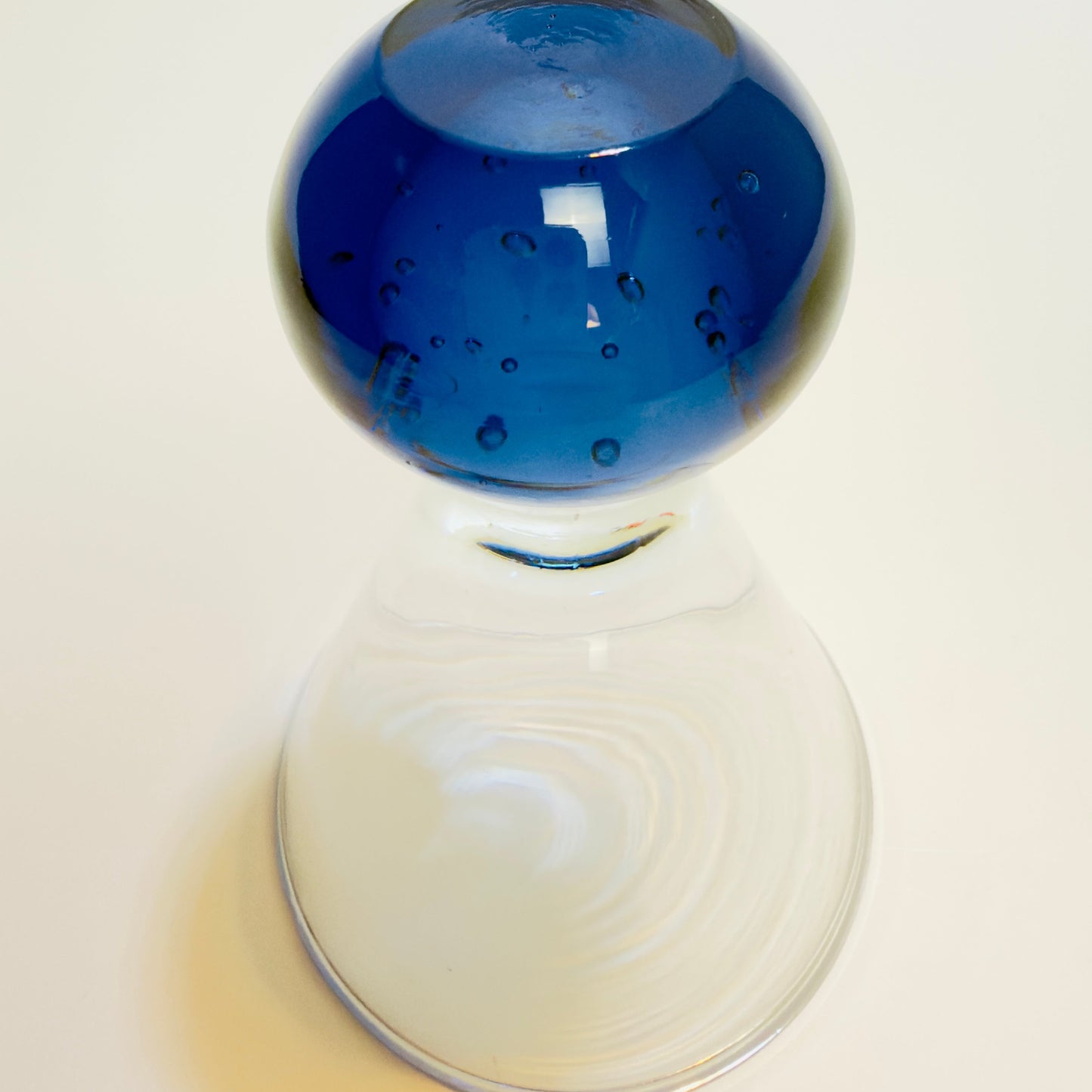 Vintage martiniglas med blå kuglestilk – midcentury stil