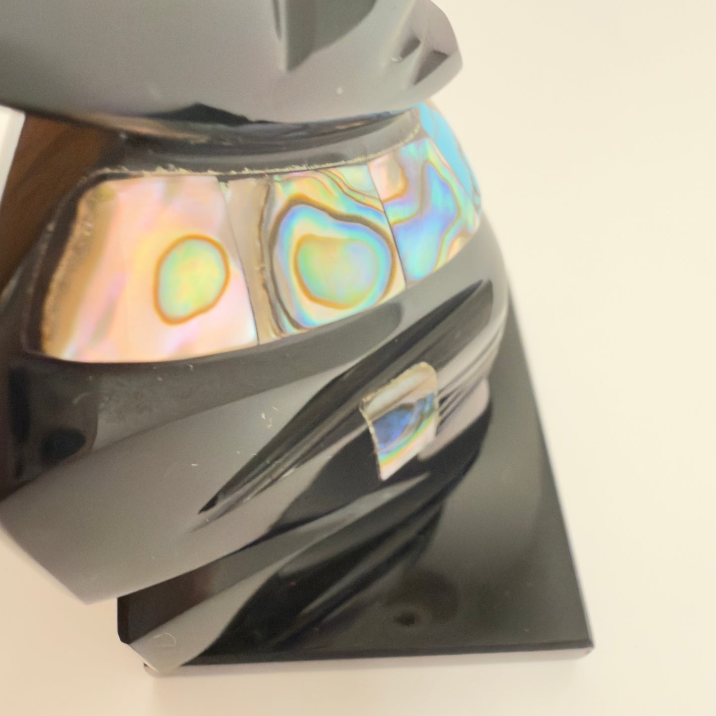 Mexicansk figur udskåret i sort obsidian med bl.a. perlemors indlæg 