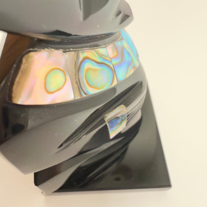 Mexicansk figur udskåret i sort obsidian med bl.a. perlemors indlæg 