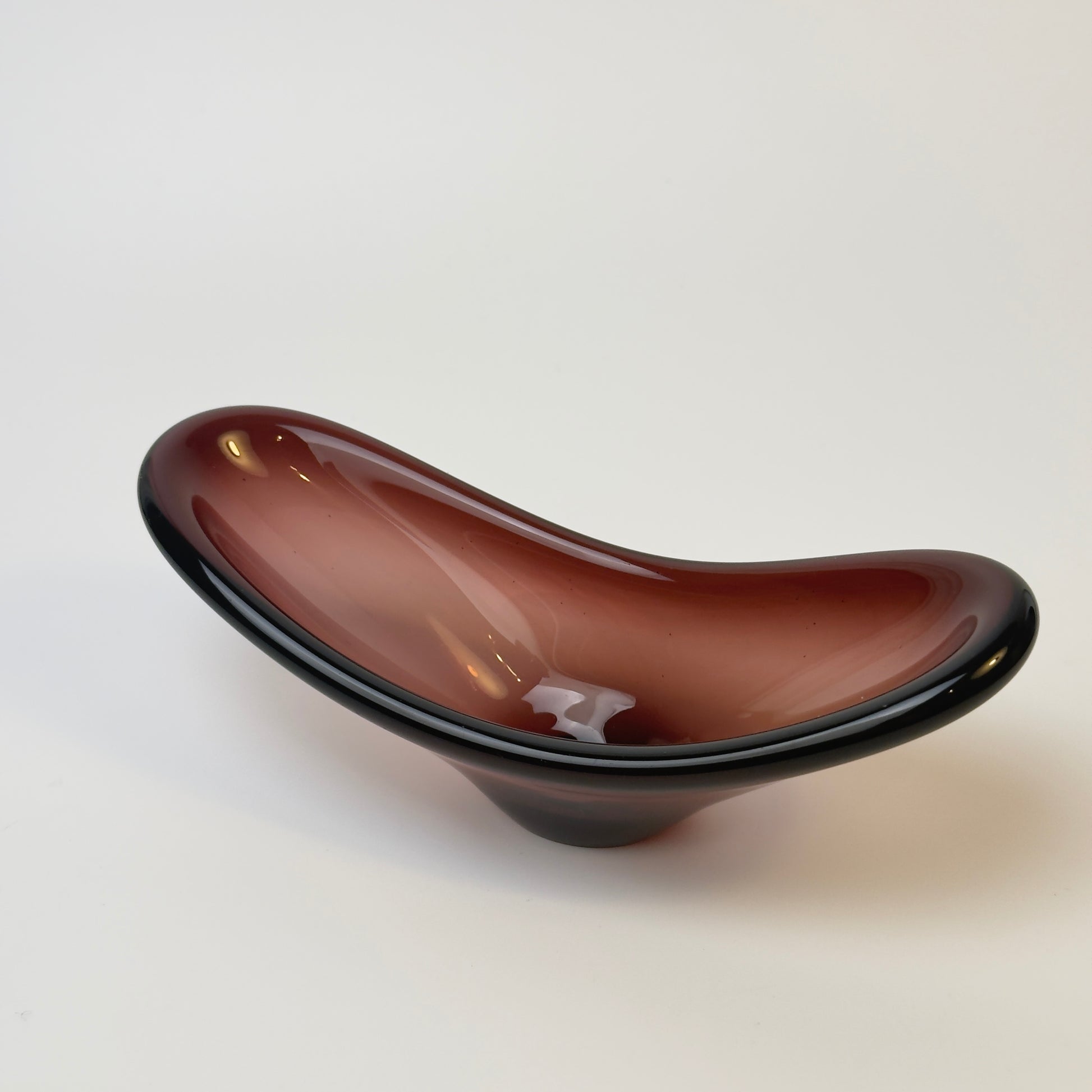 Glasskål i auberginefarvet glas – freeform 1960-70'erne, muligvis Flygsfors