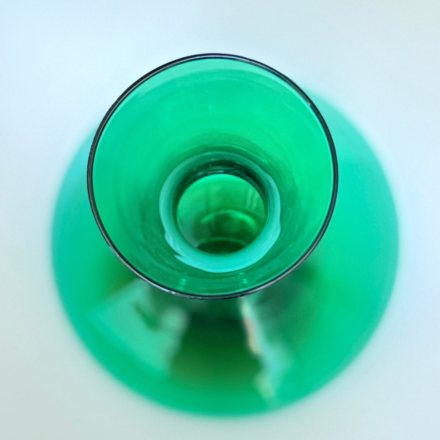 Skandinavisk grøn glas­karaffel i mundblæst kunstglas, ca. 1960’erne