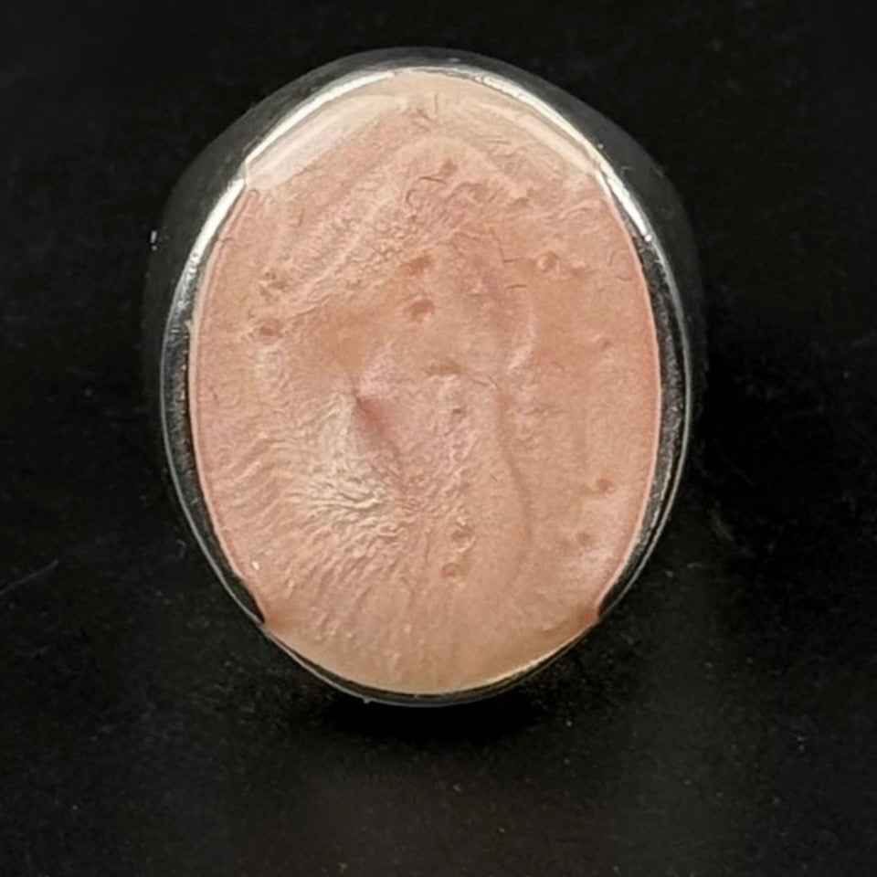 Vintage brutalistisk statementring i forsølvet metal med rosa resin