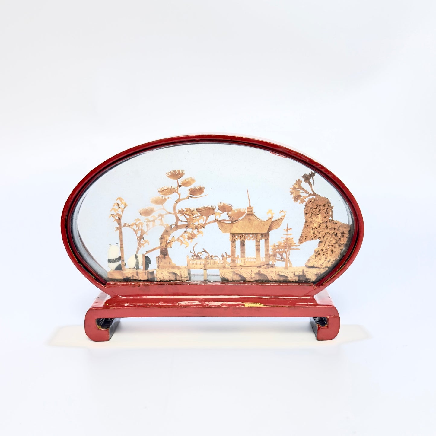 Kinesisk korkudskæring med landskab, pagode og panda udskæring i glasmontre, San You – Made in China - fra ca. 1960’erne