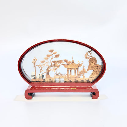 Kinesisk korkudskæring med landskab, pagode og panda udskæring i glasmontre, San You – Made in China - fra ca. 1960’erne