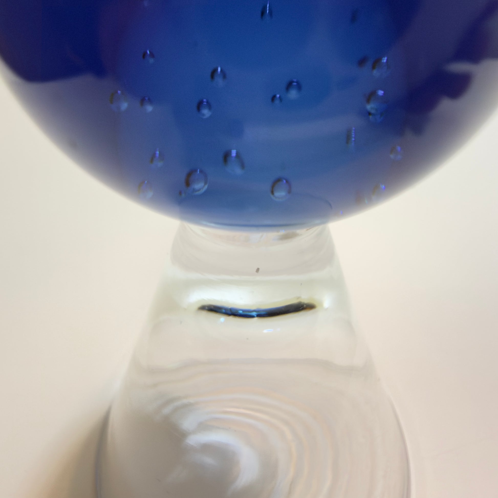 Vintage martiniglas med blå kuglestilk – midcentury stil