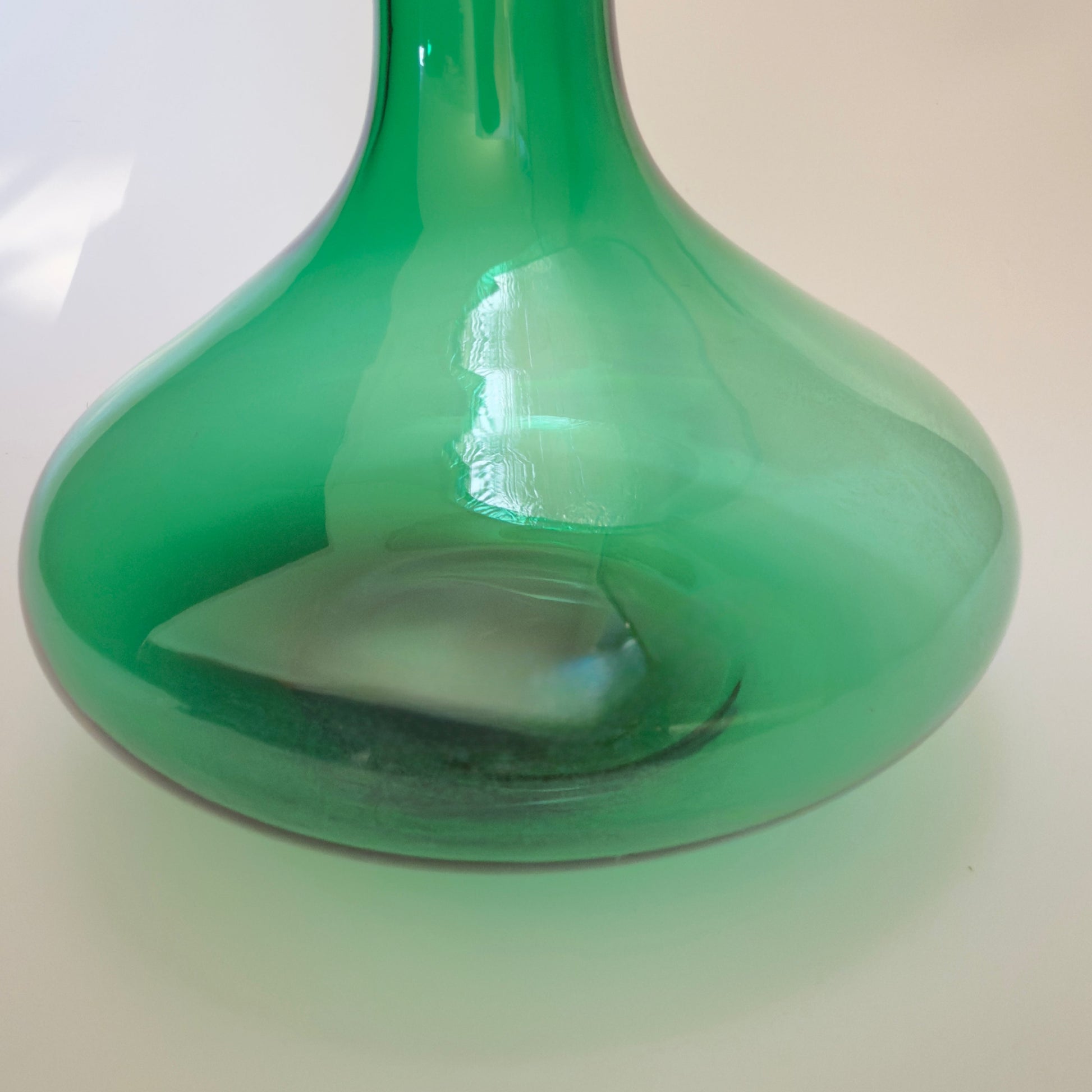 Skandinavisk grøn glas­karaffel i mundblæst kunstglas, ca. 1960’erne