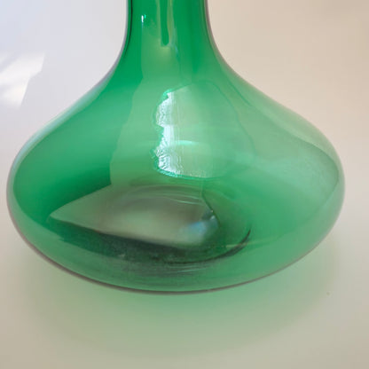 Skandinavisk grøn glas­karaffel i mundblæst kunstglas, ca. 1960’erne