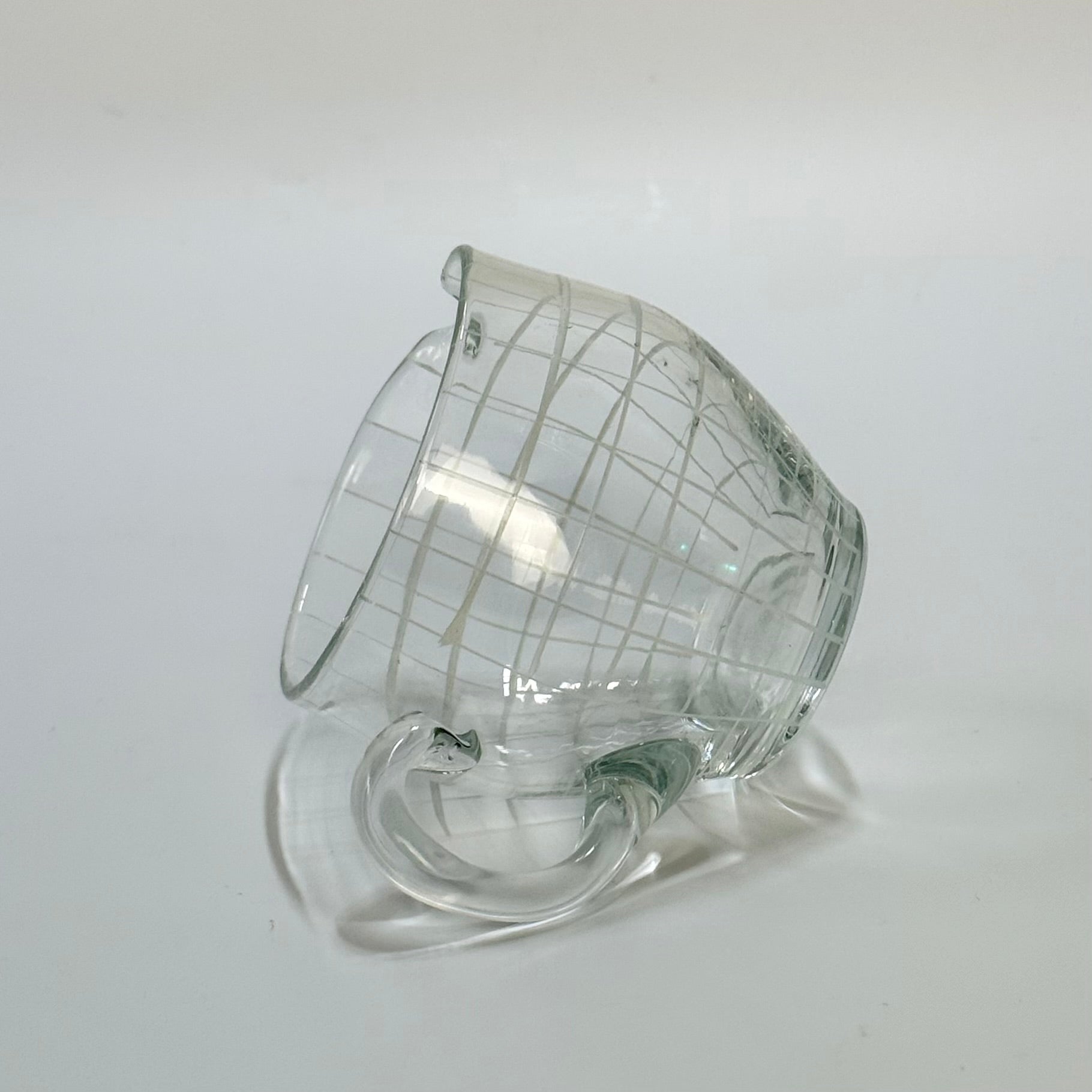 Vintage flødekande i klart glas med hvidt gittermønster – mid century design