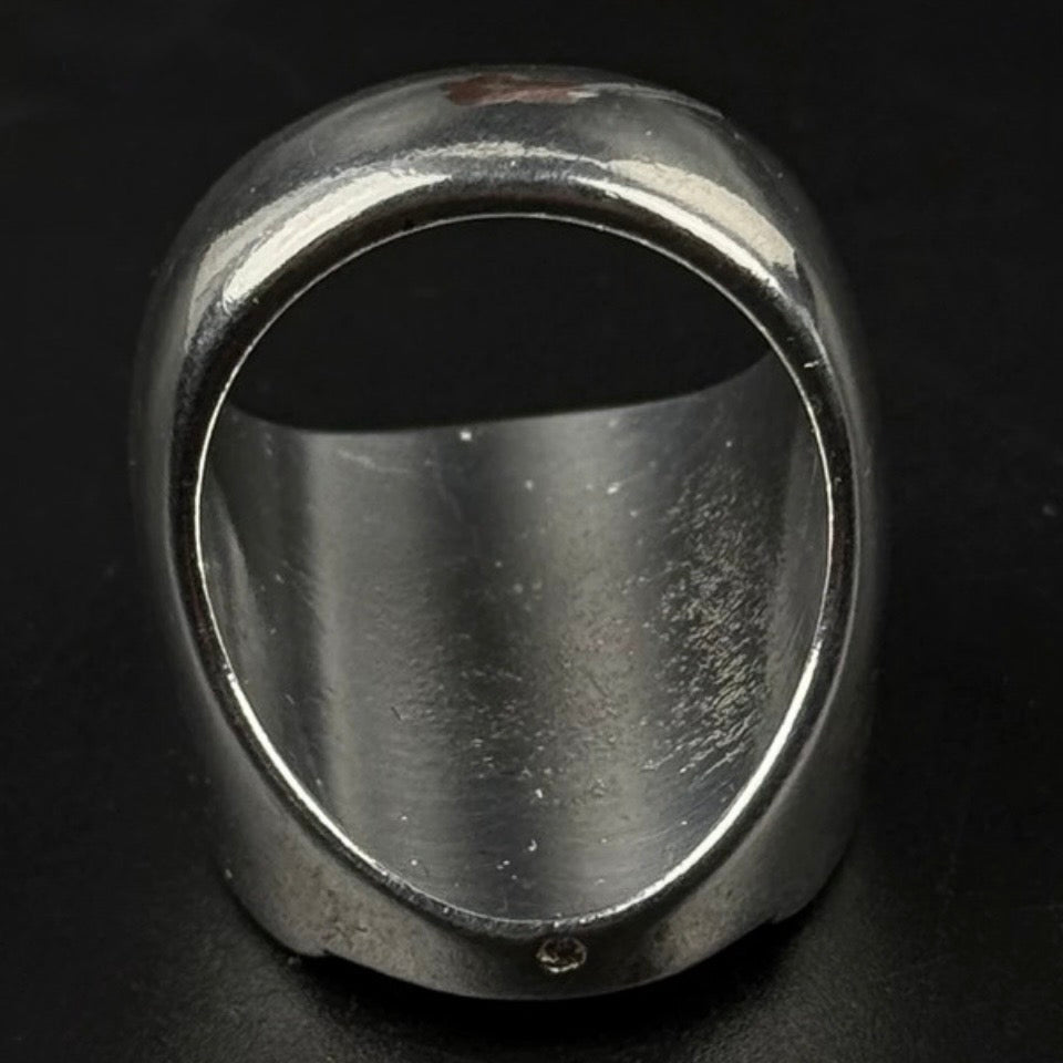 Vintage brutalistisk statementring i forsølvet metal med rosa resin
