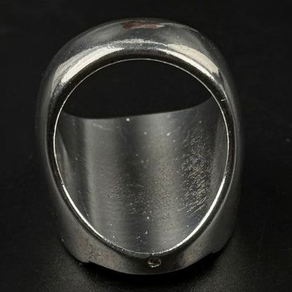 Vintage brutalistisk statementring i forsølvet metal med rosa resin