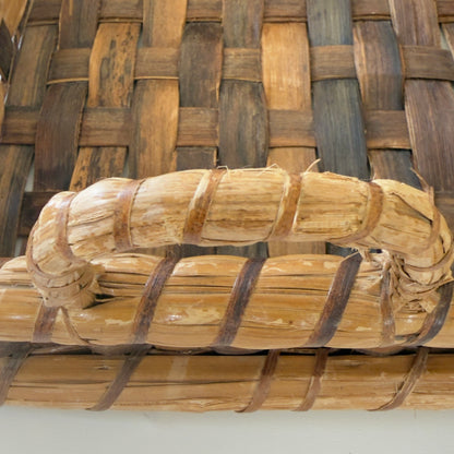 Håndflettet bakke i naturmateriale med hanke