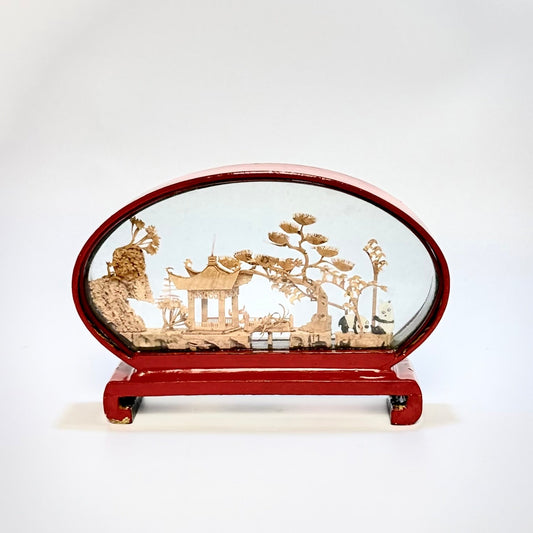 Kinesisk korkdiorama, miniudskæring med landskab, pagode og panda udskæring i glasmontre, San You – Made in China - fra ca. 1960’erne