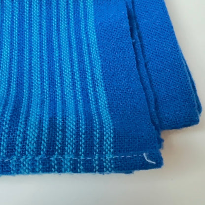 Retro blå dug med stribet midterfelt 95 × 130 cm