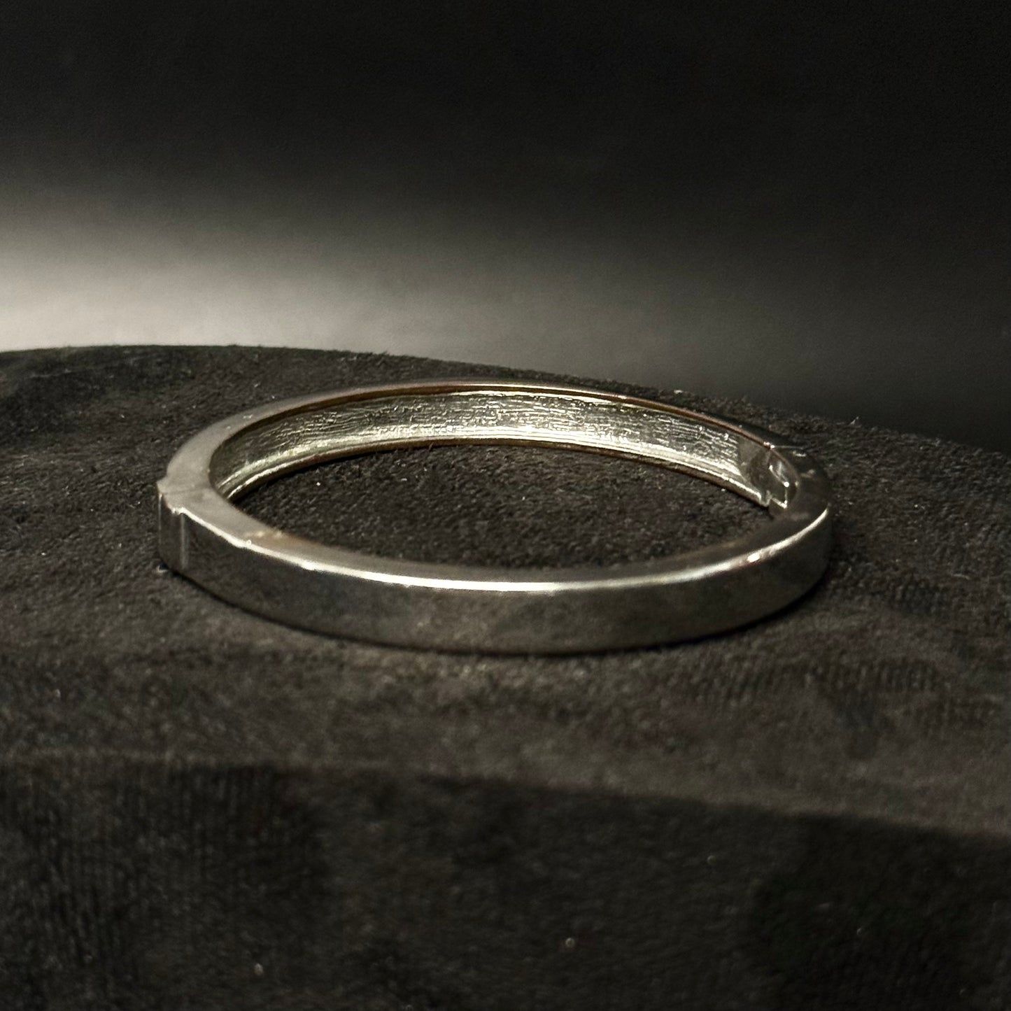 Sølvfarvet hængslet armring med magnetlås og rhinsten