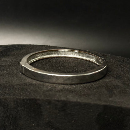 Sølvfarvet hængslet armring med magnetlås og rhinsten