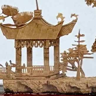 Kinesisk korkudskæring med landskab, pagode og panda udskæring i glasmontre