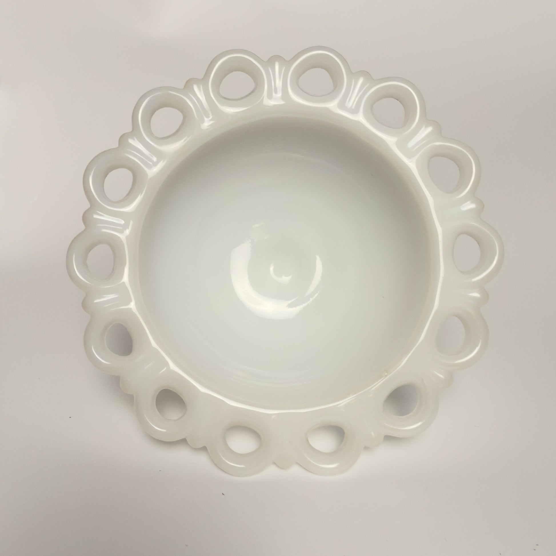 Glasskål i opalglas med blondekant og med opsats, fra 1950-1970’erne