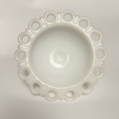 Glasskål i opalglas med blondekant og med opsats, fra 1950-1970’erne