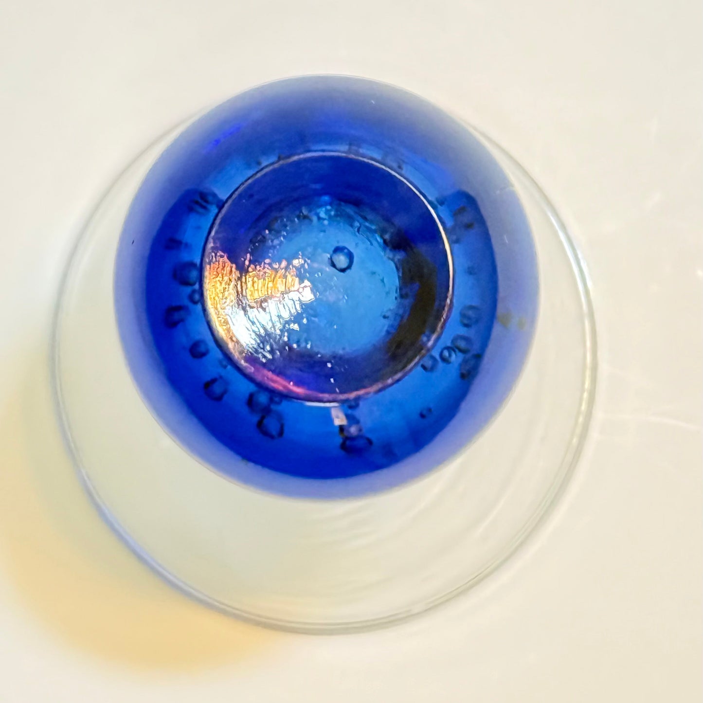 Vintage martiniglas med blå kuglestilk – midcentury stil