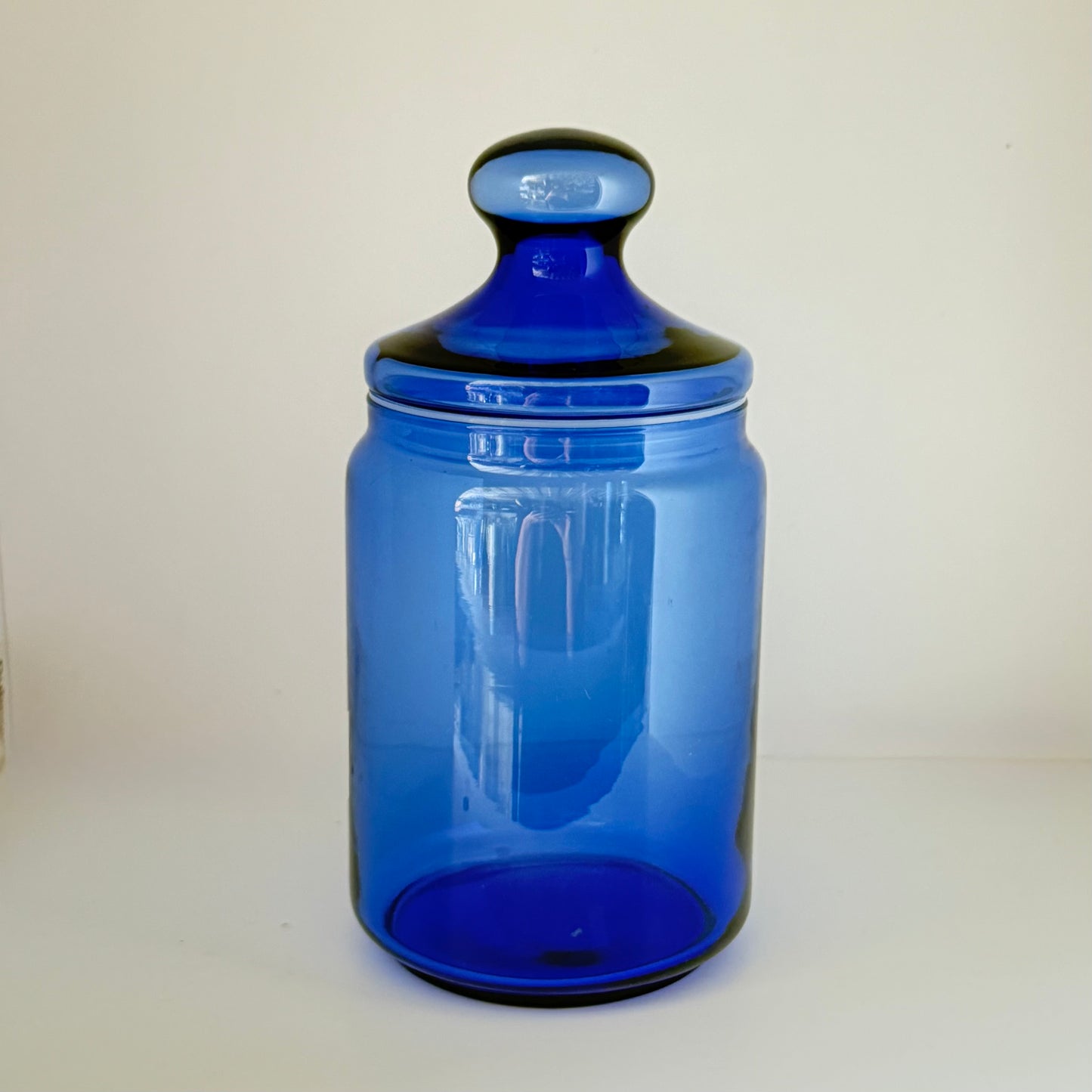 Opbevaringskrukke i koboltblåt glas med låg