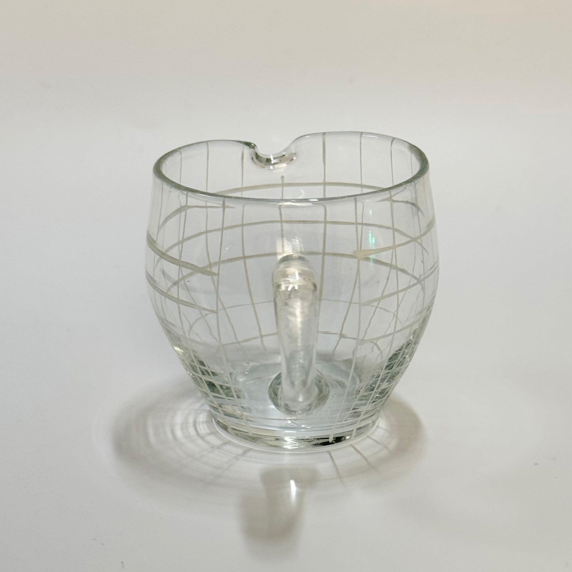 Vintage flødekande i klart glas med hvidt gittermønster – mid century design